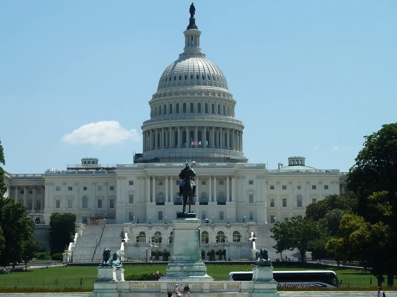 Washington on Edge Shutdown Looms as Lawmakers Dither! Political