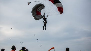 Midair Collision Kills 70-Year-Old Randy Hubbs During Group Jump