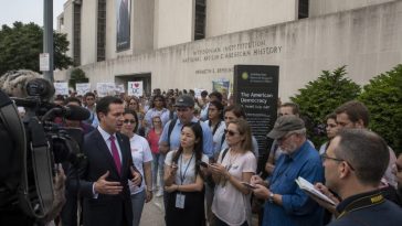 Jeffries Threatens Lawsuits as Trump Moves to Reframe Smithsonian